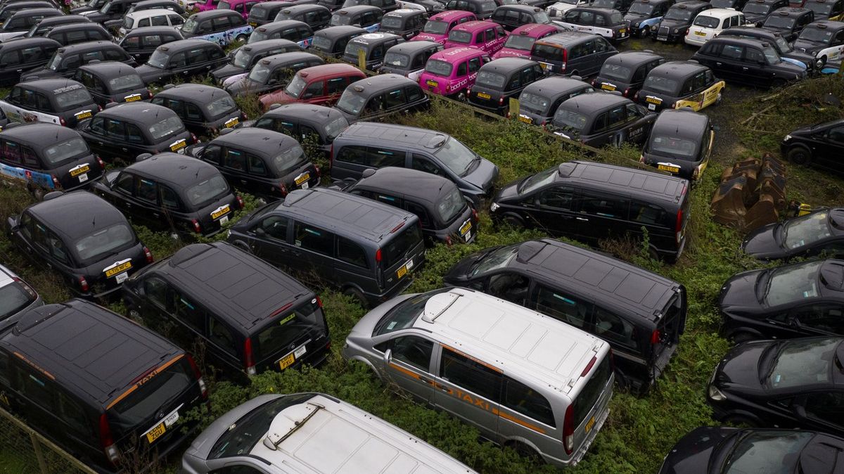 Tisíce londýnských taxíků skončily na rumišti. Ve městě nemají klienty